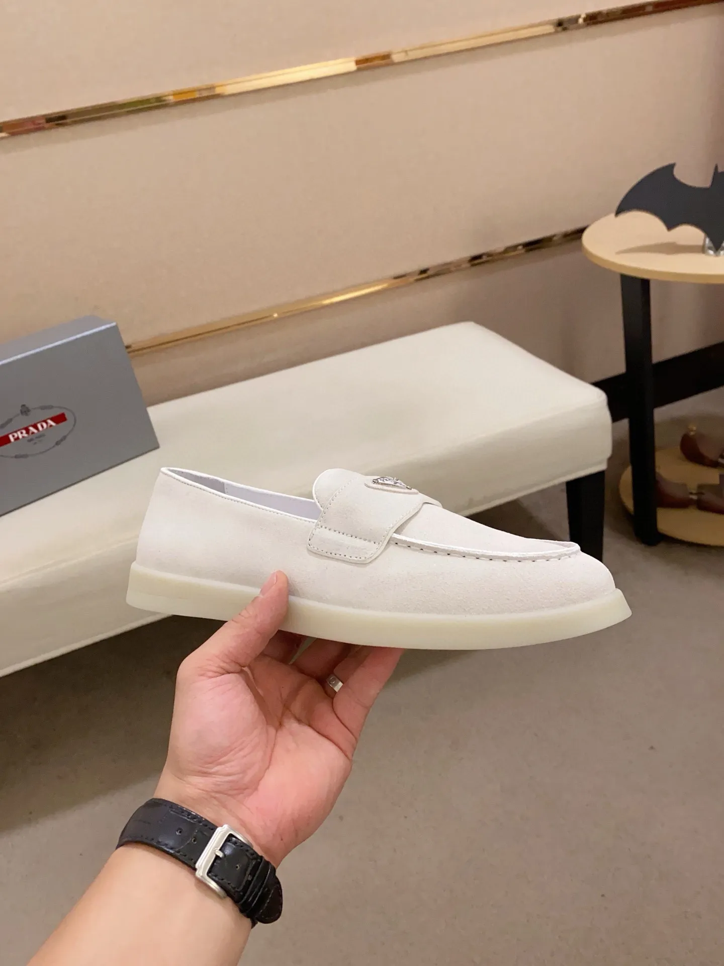 Men's shoes 💰 580💰 ✔️✔️✔️High-quality new PRADA counters are launched at the same time. The new men's shoes and 😘fabrics are selected from high-silk bald cowhide and are made by pure handicrafts. Lining: Full cowhide lining. 👍🏿 High-end ☄️ air-cushion molded anti-slip rubber outsole, exquisite lines, simple and elegant, comfortable and high-end for leisure travel. Code number: 38 to 44 (45 can be customized)
